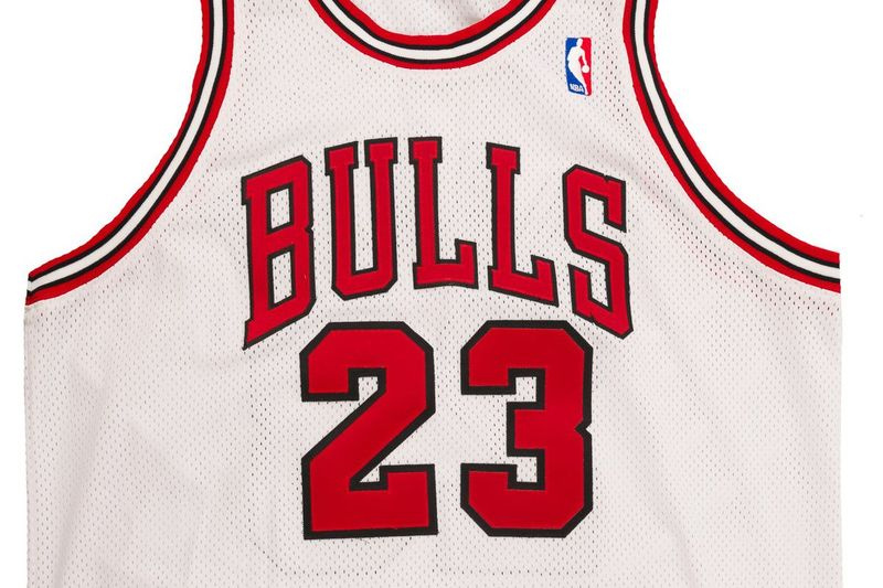Denna signerade Michael Jordan-tröja såldes för $240 000.