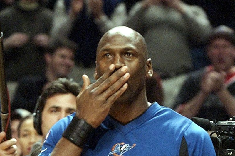 Wizards-spelaren Michael Jordan blåser en kyss när han presenteras inför sin sista match i United Center den 24 januari 2003.