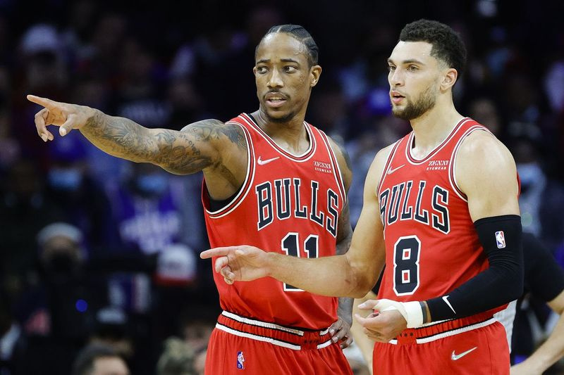 Die Bulls DeMar DeRozan und Zach LaVine sprechen während des Spiels am Mittwoch gegen die 76ers.