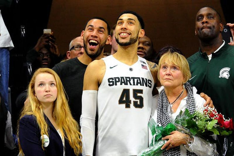 Drew ja Denzel Valentine jagavad oma perega hetke Michigani osariigi eakate päeval 2016. aastal.
