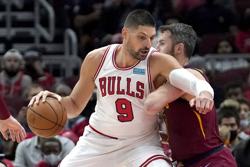 Nikola Vucevic dos Bulls enfrenta Kevin Love dos Cleveland Cavaliers durante o jogo de pré-temporada de terça-feira.
