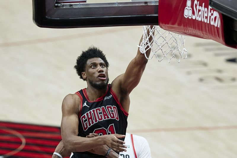 Bulls forward Thaddeus Young skyder over Portland Trail Blazers forward Robert Covington i løbet af anden halvleg tirsdag aften.