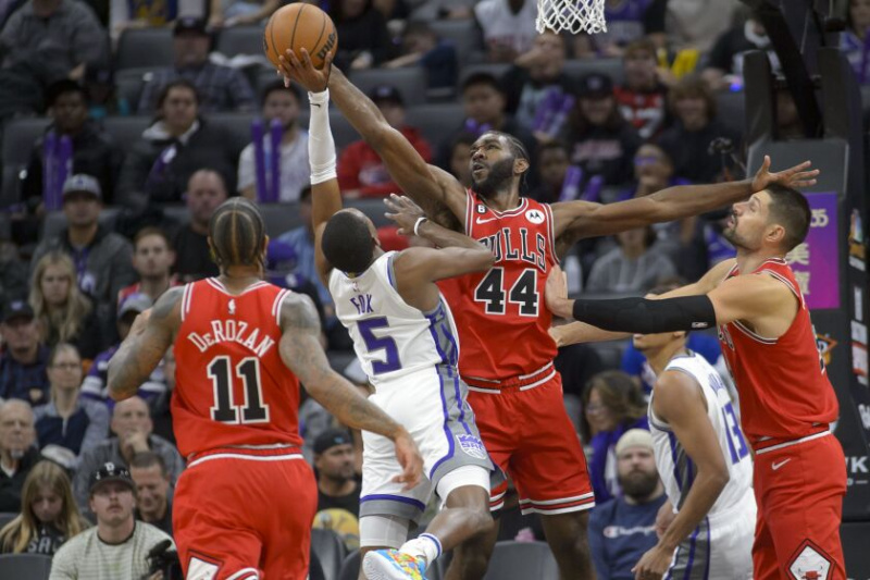   Bulls forward Patrick Williams vaktar Kings De’Aaron Fox under den andra halvan av en match den 4 december 2022.