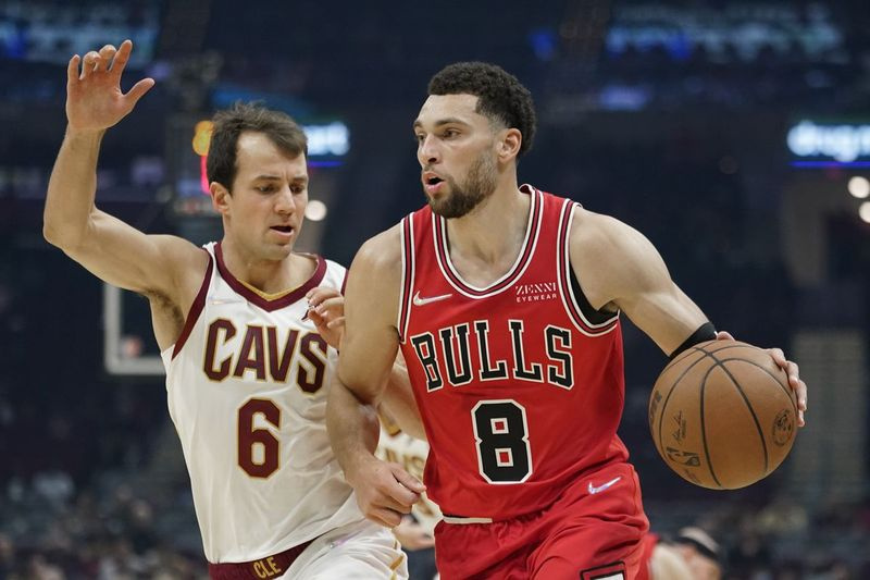 Zach LaVine z Bulls nastúpi proti Kevinovi Pangosovi z Clevelandu Cavaliers v prvej polovici nedeľňajšieho prípravného zápasu.