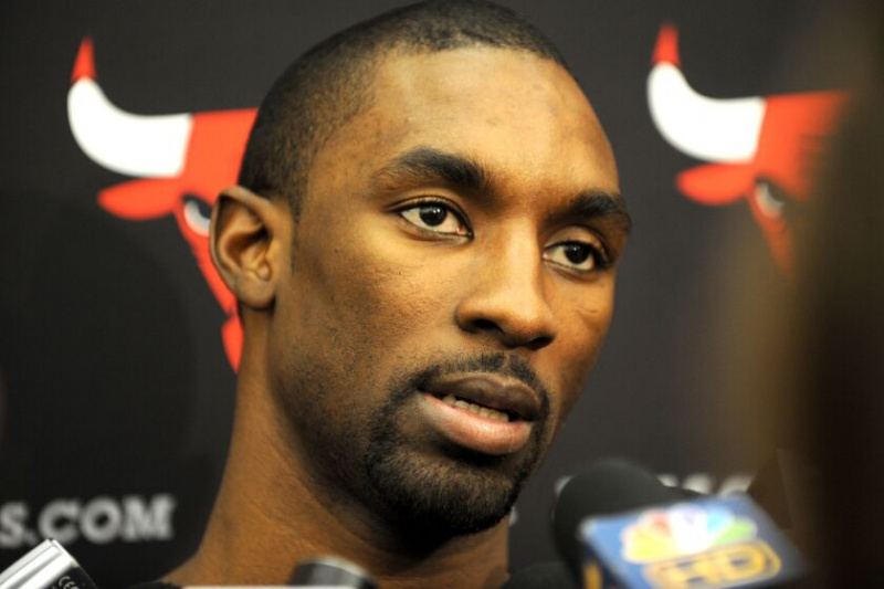  Den tidligere Bulls-spiller Ben Gordon blev anholdt i en lufthavn i New York efter angiveligt at have ramt sin 10-årige søn.