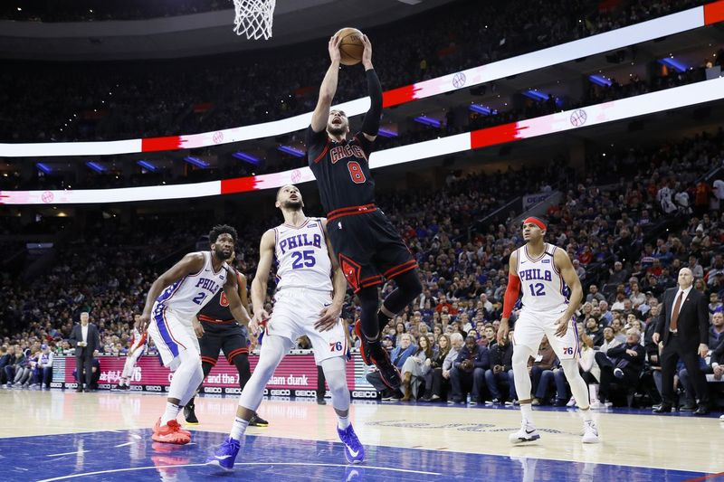 Zach LaVine z Bulls se během zápasu minulé sezóny trefil proti Benu Simmonsovi (25) z Philadelphia 76ers.