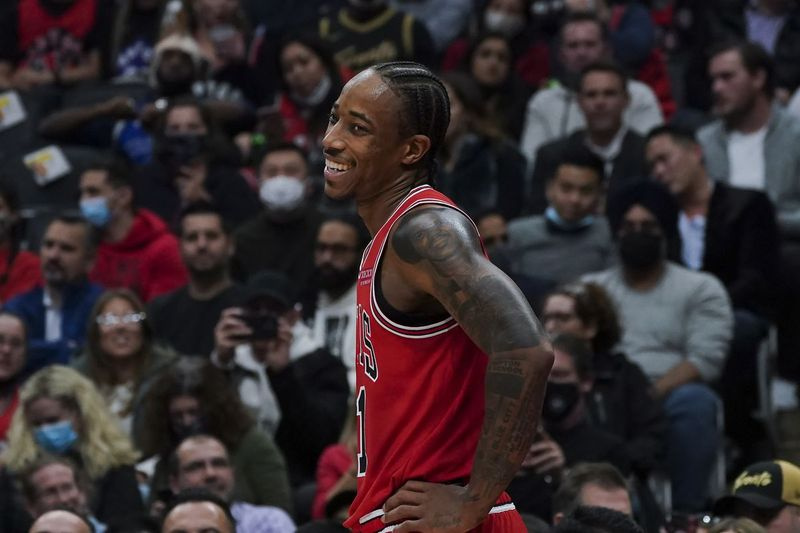 „Bulls“ puolėjas DeMaras DeRozanas pirmadienio rungtynėse su „Raptors“ Toronte aikštėje šypsosi.