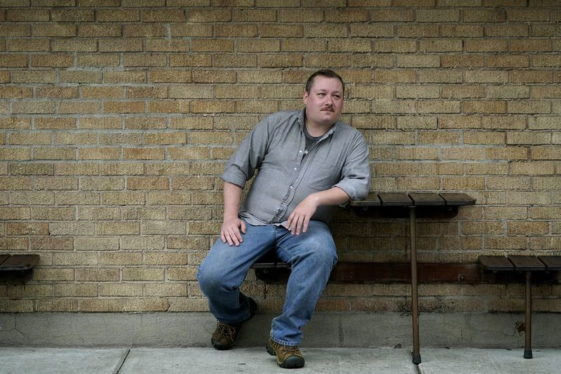 Nate Mullins, en tidligere bartender fra Oak, Harbor, Washington, har det greit med å klare seg på arbeidsledighet mens han ser etter jobber med helse- og pensjonsytelser. Han ser på at pandemien har gitt en mulighet til å ta et skritt tilbake og virkelig tenke på hva du gjør.
