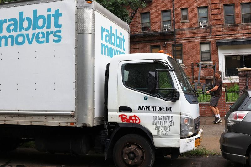 Una empresa de mudanzas transporta las pertenencias de un cliente en la ciudad de Nueva York, donde ha habido un aumento en el número de personas que se mudan durante la pandemia de COVID-19.