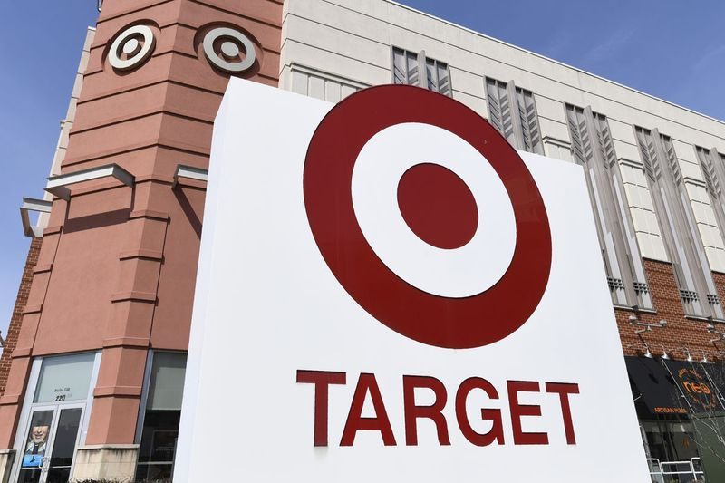 Target bude letos na Den díkůvzdání uzavřen a od 1. srpna začne nakupující v obchodech po celé zemi vyžadovat nošení roušek.
