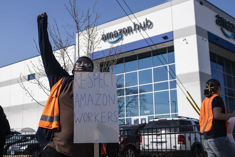 Rakyle Johnson, en sorterer, slutter sig til omkring et dusin andre Amazon-arbejdere i en arbejdsnedlæggelse og protester onsdag den 7. april 2021 for at kræve bedre arbejdsforhold på online-forhandlerens Gage Park-facilitet, 3507 W. 51st St.