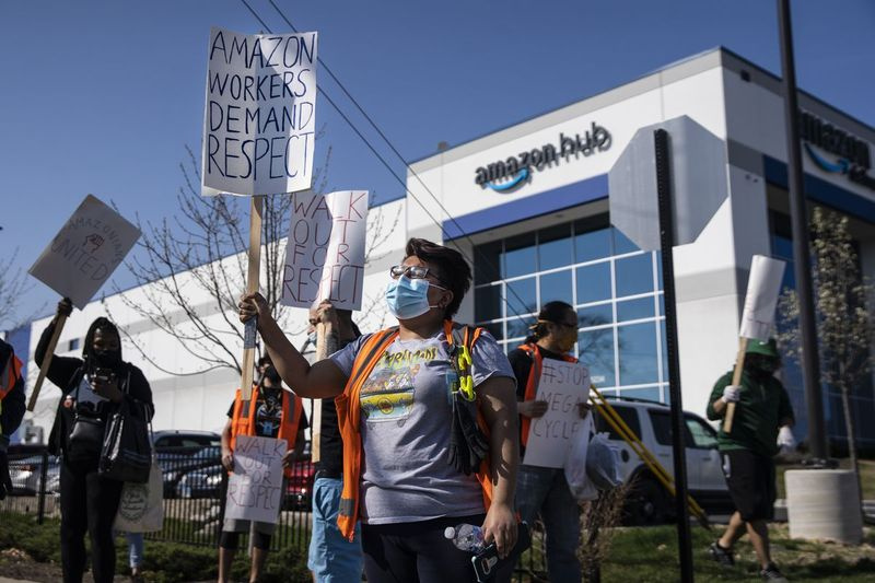 Vanessa Carillo Ruiz, 23, slutter sig til omkring et dusin andre Amazon-arbejdere i en strejfing og protest onsdag den 7. april 2021 for at kræve bedre arbejdsforhold på Amazon-anlægget i Gage Park på den sydvestlige side.
