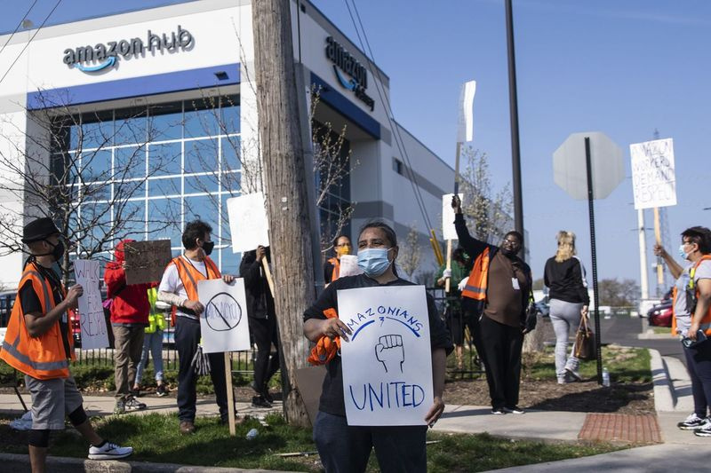 Omkring et dusin Amazon-arbejdere afholder en arbejdsnedlæggelse og protesterer ved onlineforhandlerens Gage Park-facilitet onsdag den 7. april 2021 for at kræve bedre arbejdsforhold.