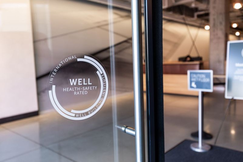 Le sceau indiquant la cote de santé et de sécurité WELL est affiché sur l