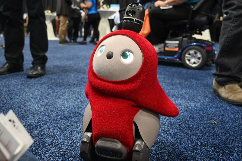 Lovot is een kleine, rollende robot die warm aanvoelt, koestert en machine learning gebruikt om zijn gedrag te verfijnen om het gedrag van zijn eigenaar te weerspiegelen. De robot werd zondag onthuld op de Consumer Electronics Show 2020 in Las Vegas.