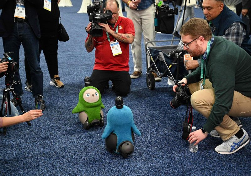 Een deelnemer communiceert met Lovot, de begeleidende robot van Grooxe X, tijdens het CES Unveiled-evenement op de 2020 Consumer Electronics Show in Las Vegas.
