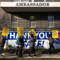 Des dizaines de grévistes défilent devant le Ambassador Nursing & Rehabilitation Centre au 4900 N. Bernard St. à Albany Park. Près de 700 travailleurs ont quitté le travail lundi dans 11 établissements Infinity Healthcare Management.