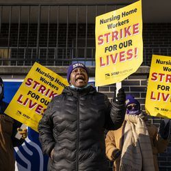 Annette Delaney, 54 ans, escorte de voyage au Ambassador Nursing & Rehabilitation Center à Albany Park, dirige un rassemblement de travailleurs en grève d