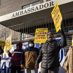Annette Delaney, 54 ans, escorte de voyage au Ambassador Nursing & Rehabilitation Center à Albany Park, dirige un rassemblement de travailleurs en grève d
