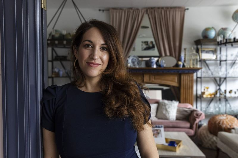 Chicago Vintage Weddingsi omanik Kate Reavey oma poes aadressil 2018 S. Ashland Ave.