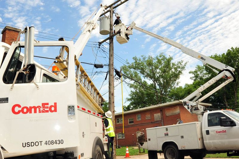 ComEd-arbeidere reparerer en skadet kraftledning.