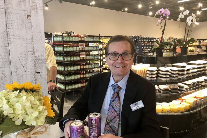 Čikagos bakalėjos parduotuvės guru Bobas Mariano antradienį iškilmingame savo naujos bakalėjos parduotuvės „Dom’s Kitchen and Market“ atidaryme Linkolno parke.