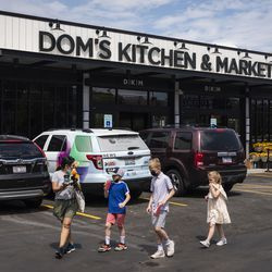 Klientai apsiperka „Dom’s Kitchen and Market“ atidarymo dieną, adresu 2730 N. Halsted St. Linkolno parke šiaurinėje pusėje, antradienio rytą, 2021 m. birželio 8 d.