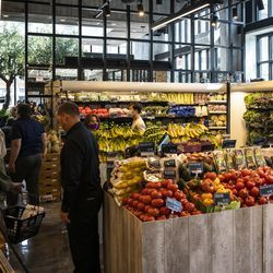 Klientai apsiperka „Dom’s Kitchen and Market“ atidarymo dieną, adresu 2730 N. Halsted St. Linkolno parke šiaurinėje pusėje, antradienio rytą, 2021 m. birželio 8 d.