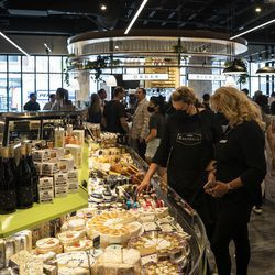 Klientai apsiperka „Dom’s Kitchen and Market“ atidarymo dieną, adresu 2730 N. Halsted St. Linkolno parke šiaurinėje pusėje, antradienio rytą, 2021 m. birželio 8 d.