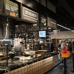 Klientai apsiperka „Dom’s Kitchen and Market“ atidarymo dieną, adresu 2730 N. Halsted St. Linkolno parke šiaurinėje pusėje, antradienio rytą, 2021 m. birželio 8 d.