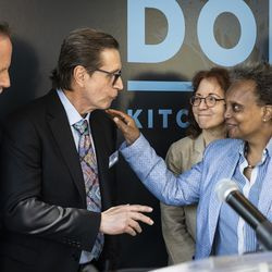 Merė Lori Lightfoot sveikina Bobą Mariano prieš prasidedant spaudos konferencijai „DomÕs Kitchen and Market“ atidarymo dieną adresu 2730 N. Halsted St. Linkolno parke šiaurinėje pusėje, antradienio rytą, 2021 m. birželio 8 d.