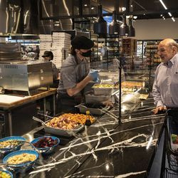 Klientai apsiperka „Dom’s Kitchen and Market“ atidarymo dieną, adresu 2730 N. Halsted St. Linkolno parke šiaurinėje pusėje, antradienio rytą, 2021 m. birželio 8 d.