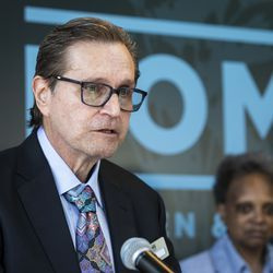 Merė Lori Lightfoot žiūri, kaip Bobas Mariano kalba per spaudos konferenciją „Dom