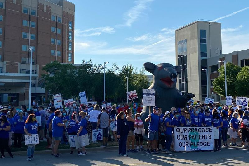 Enfermeiras em greve manifestam-se na manhã de sábado em frente ao Centro Médico AMITA Health Saint Joseph Joliet.