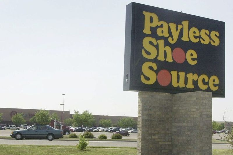 Sinalizar fora de um shopping para Fonte de calçados Payless