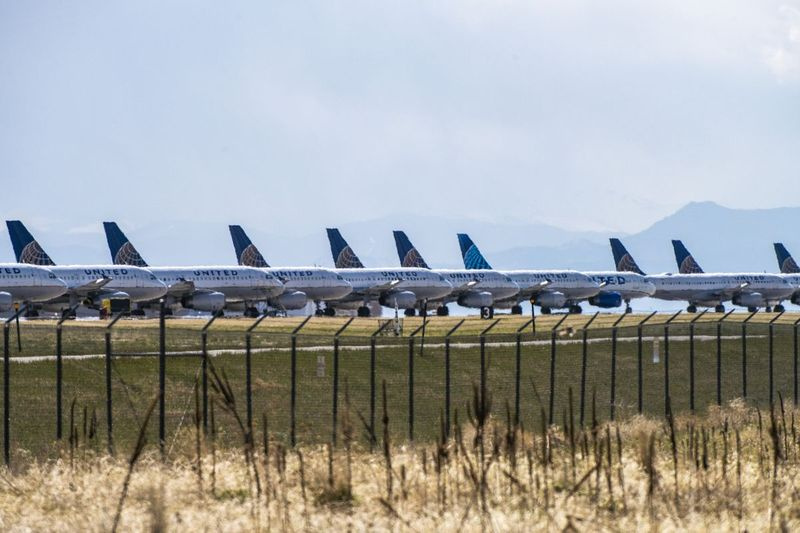 United Planes stojí zaparkovaná na mezinárodním letišti v Denveru, protože pandemie koronaviru vážně zastavila cestování letadlem