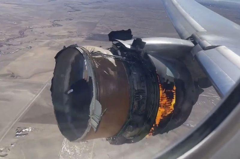 Na tomto obrázku prevzatom z videa je motor letu United Airlines 328 v plameňoch po tom, čo došlo k poruche pravého motora krátko po štarte z medzinárodného letiska v Denveri v sobotu 20. februára 2021 v Denveri v štáte Colorado. Let bezpečne pristál. a nikto z cestujúcich ani posádky na palube nebol zranený.