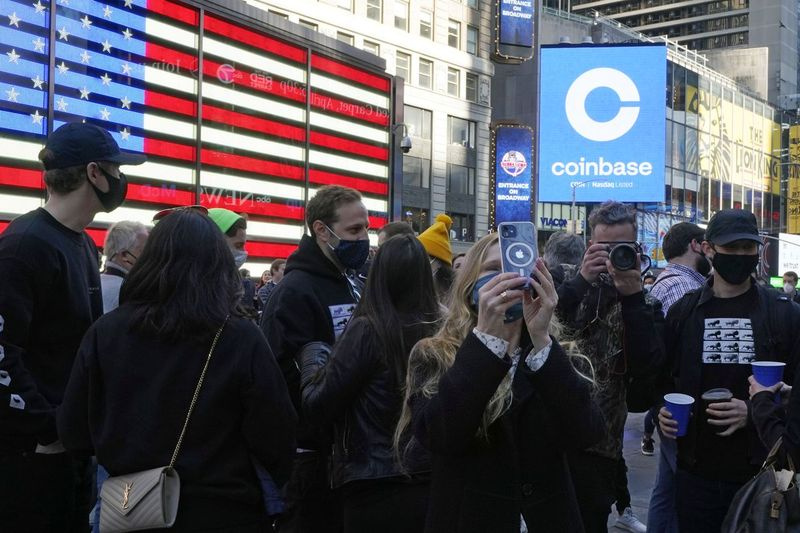 Pracownicy Coinbase zbierają się poza Nasdaq MarketSite podczas IPO firmy, na nowojorskim Times Square, środa, 14 kwietnia 2021 r. Wall Street skupi się na Coinbase środę, a giełda cyfrowa stanie się spółką notowaną na giełdzie.