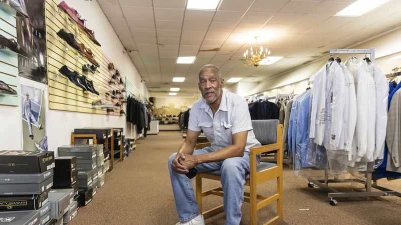 Ledall Edwards in zijn Edwards Fashion-winkel, 11363 S. Michigan Ave., Roseland.