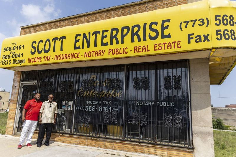 William Scott (links) en Edmund Scott buiten Scott Enterprise, 11513 S. Michigan Ave. in Roseland.