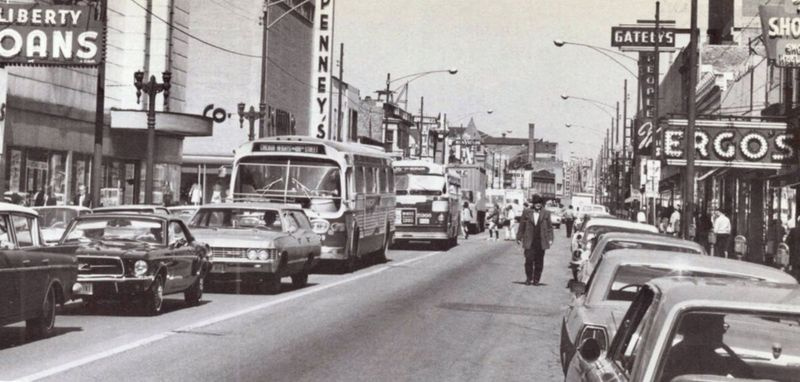 South Michigan Avenue in Roseland zoals te zien in 1969 op een foto door Pete Kastanes geleverd door Preservation Chicago.