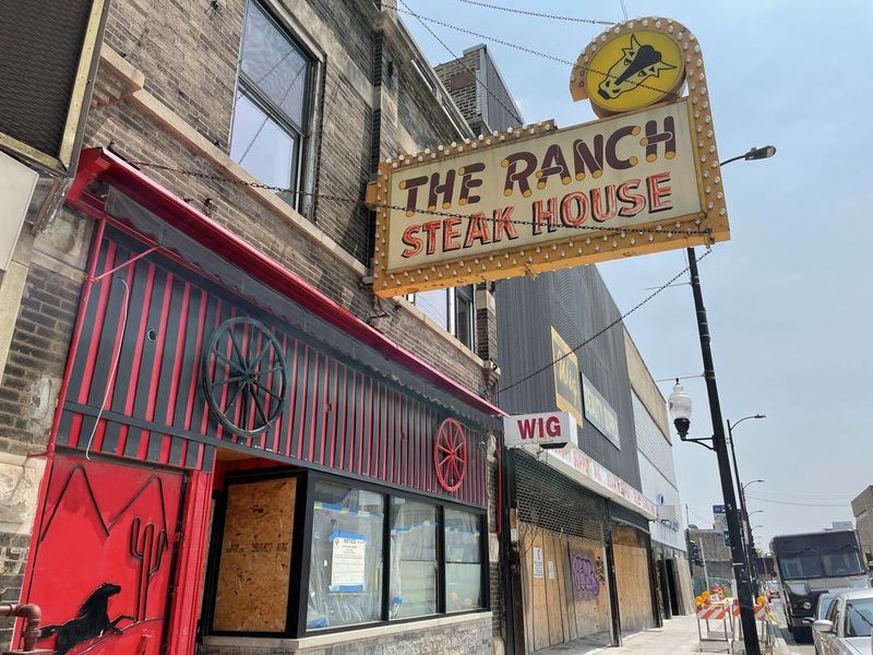 Judy en Victor Ware hebben gewerkt om het Ware Ranch Steak House op South Michigan Avenue open te houden.
