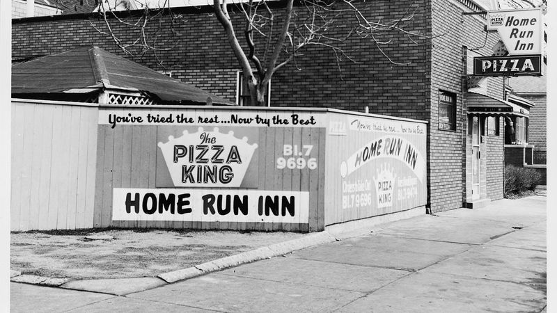 Et skilt på gjerdet til Home Run Inn taverna viser Du har prøvd resten ... Prøv nå det beste. Det åpnet i 1947.