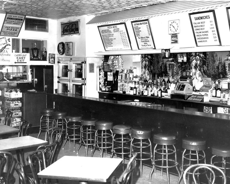Inne i det originale Home Run Inn på 31st Street.