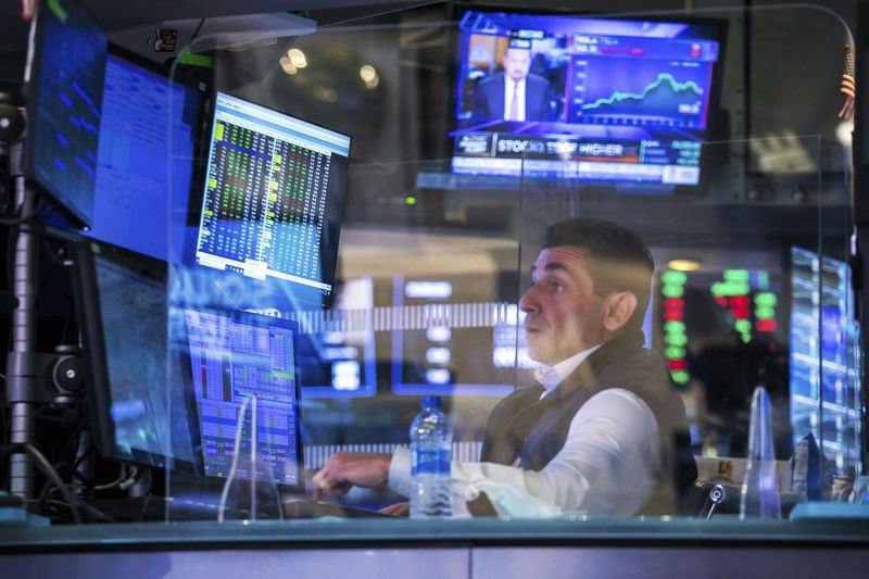 Na této fotografii poskytnuté New York Stock Exchange specialista Peter Mazza pracuje na svém místě na půdě newyorské burzy, úterý 18. května 2021.