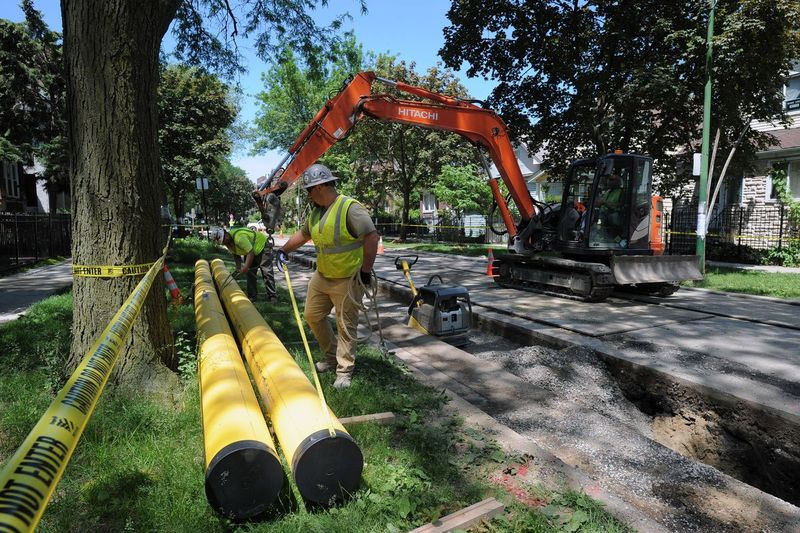 Uma equipe da Peoples Gas instalando um novo cano principal de 12 polegadas em Albany Park. O gás está barato nos Estados Unidos há mais de uma década, resultado do vasto fornecimento de produtores desbloqueado por fraturamento hidráulico em formações de xisto. Os baixos preços do gás contribuíram para os baixos preços da eletricidade. Mas os preços do gás dispararam no mês passado por causa das interrupções na infraestrutura de gás do furacão Ida e um verão quente que impulsionou a demanda de gás e o crescimento econômico, enquanto o país emergia da pandemia do coronavírus.