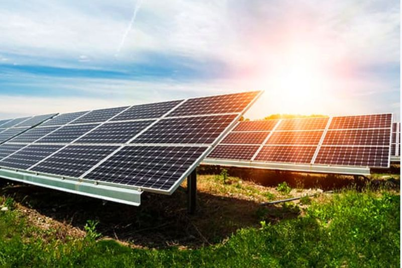 Η NIPSCO θα χρησιμοποιεί ακόμη περισσότερα ηλιακά πάνελ σαν κι αυτά όταν δύο νέα ηλιακά πάρκα θα έρθουν στο διαδίκτυο το επόμενο έτος.