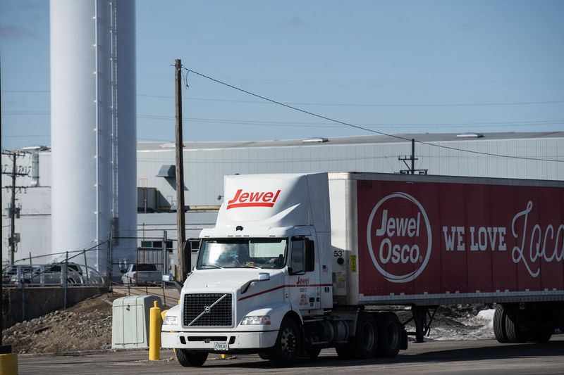 Un camión Jewel Osco está estacionado cerca del centro de distribución de la compañía en Melrose Park el jueves 4 de marzo de 2021.