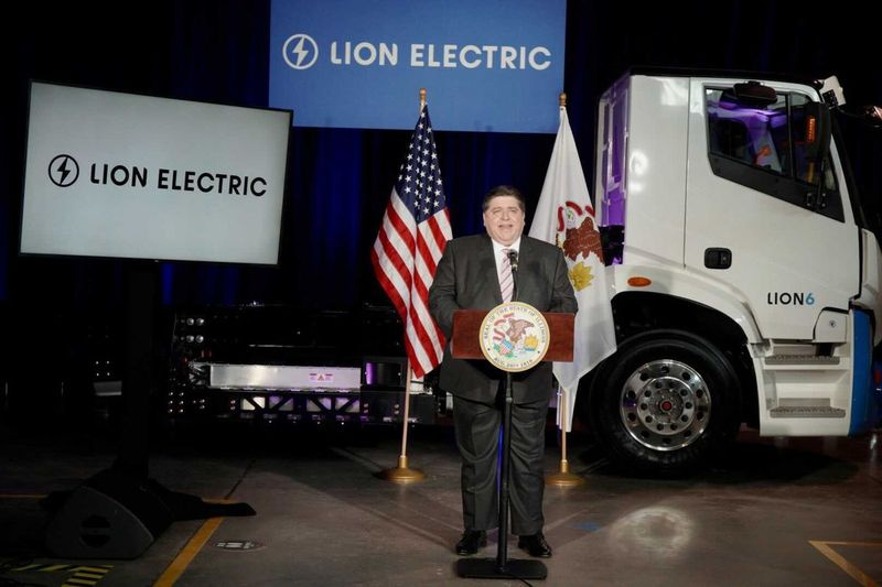 El gobernador J.B. Pritzker anuncia el plan de Lion Electric para construir una fábrica de vehículos eléctricos cerca de Joliet.