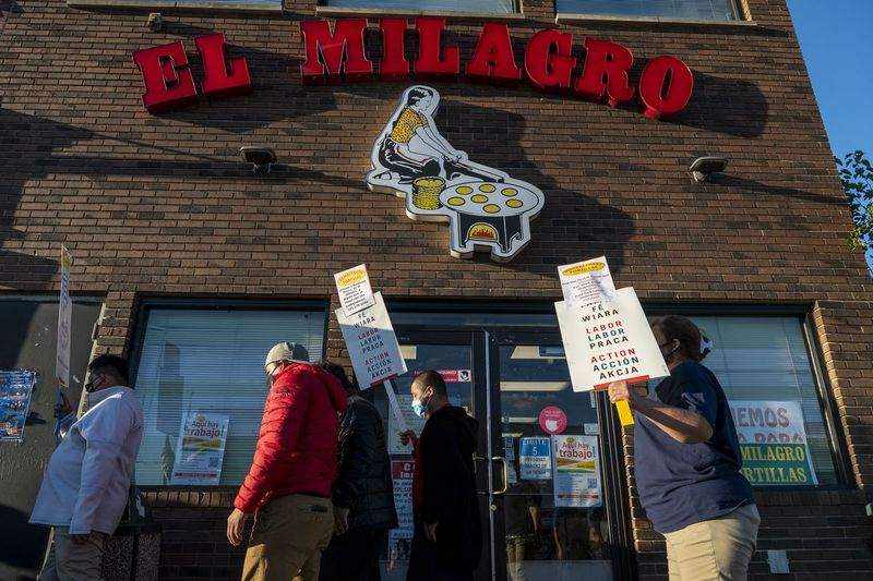 En grupp El Milagro-arbetare plockade upp framför El Milagros högkvarter på 3050 W. 26th St. i Little Village torsdagen den 23 september 2021. Arbetare lämnade jobbet vid både Little Village och Pilsen produktionsanläggningar på grund av anklagelser om dåliga arbetsförhållanden.
